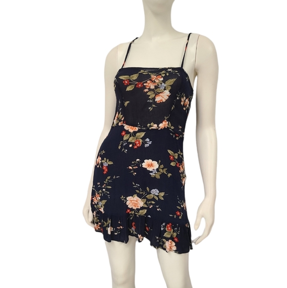 Sweet Shirred Floral Strappy Dress size Medium - Picture 3 of 7